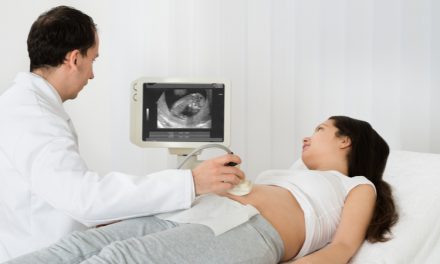 Diabetes y obesidad en embarazadas duplicarían riesgo de disrafismo espinal en bebés